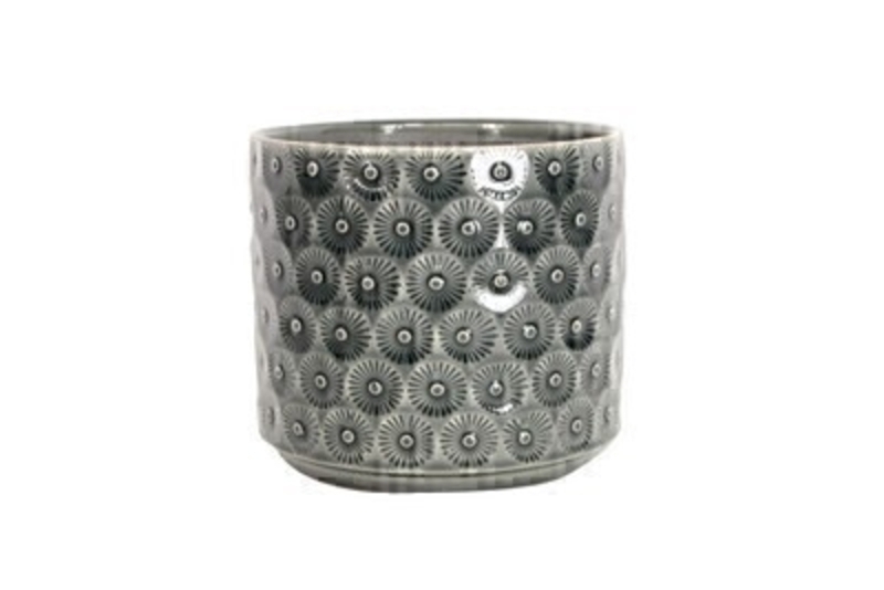 <p>Charcoal Grey Daisy Ceramic Pot Cover By the designer Gisela Graham who designs really beautiful gifts for your garden and home. Suitable for an artifical or real plant. Great to show off your plants and would make an ideal gift for a gardener or someone who likes plants. Also comes available in other colours. Size (LxWxD) 15x17x17cm</p>